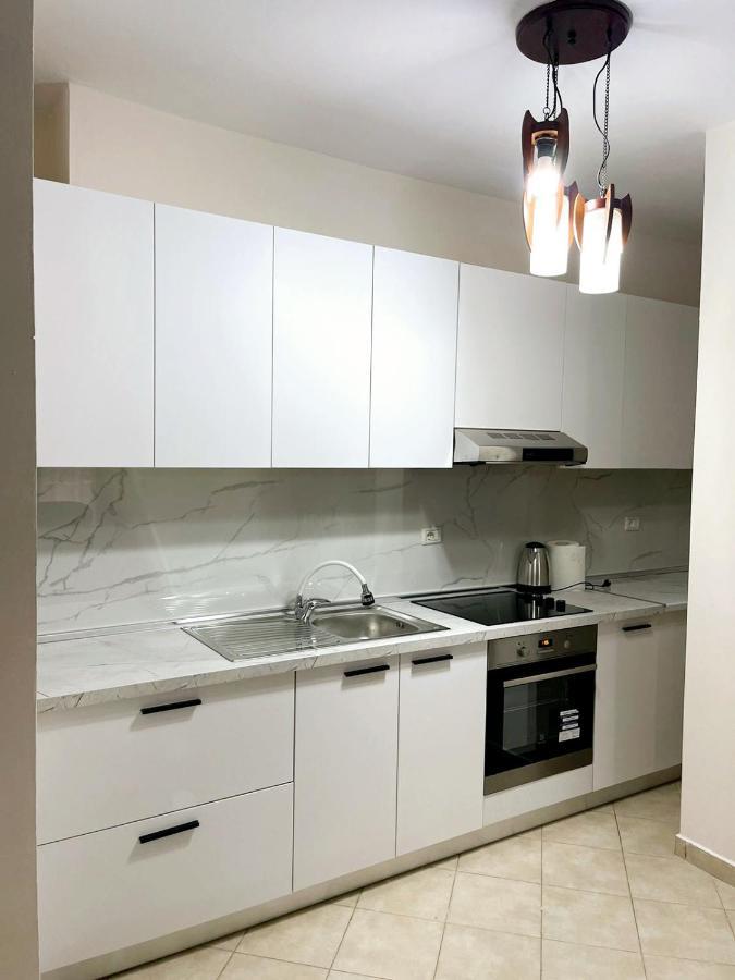 New Bazaar Side Bliss 2 Bed Room Apt With Free Garage Tirana Exterior photo